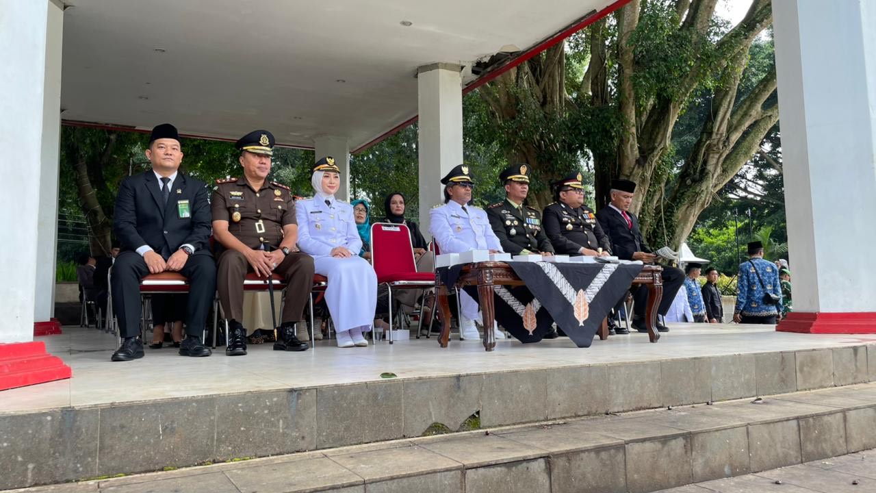 Bupati Agus Setyawan dan Wabup Nadia Muna mengikuti upacara Hari Pahlawan dan HUT ke-191 Kabupaten Temanggung, Senin (10/11/2025).