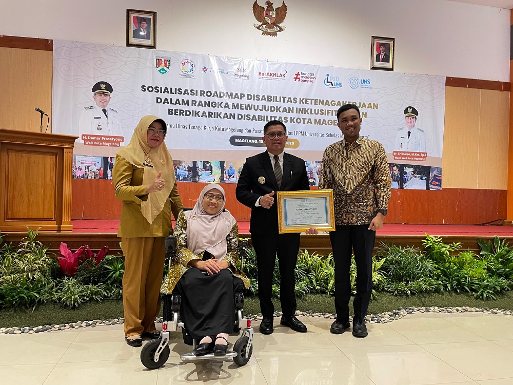 Wali Kota Magelang Damar Prasetyo, menerima penghargaan sebagai Pejabat Publik Peduli Disabilitas atas komitmen membangun ketenagakerjaan inklusif di Kota Magelang.