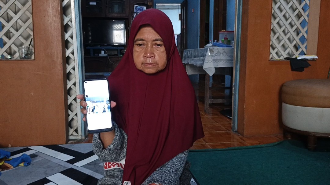 Selasa (11/11), Istri bapak Sugiyo saat menunjukkan foto keluarga besar pada saat mengantar keberangkatan pak Sugiyo dari bandara di Kota Solo.