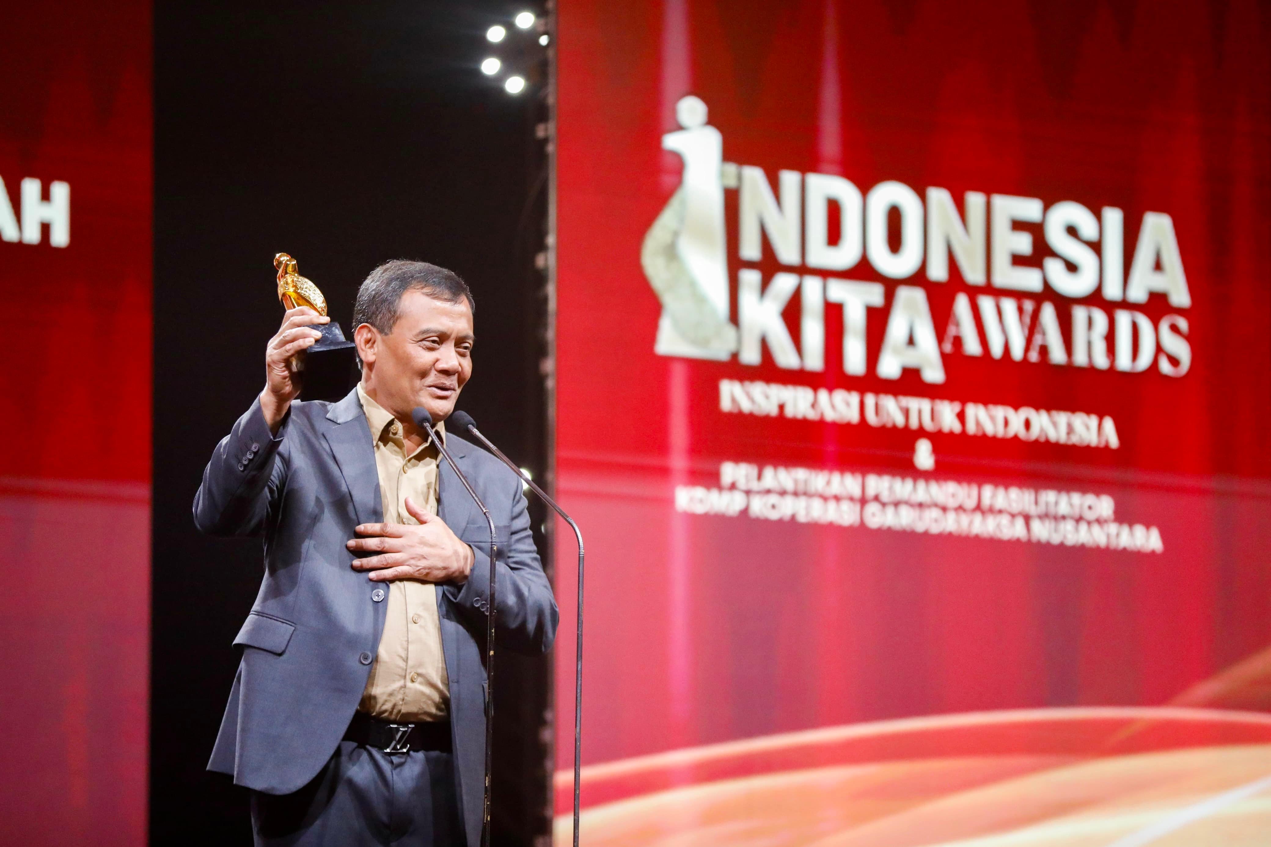 Gubernur Jawa Tengah Ahmad Luthfi menerima penghargaan Pioneer of Economic Empowerment di Jakarta, Senin (10/11/2025).