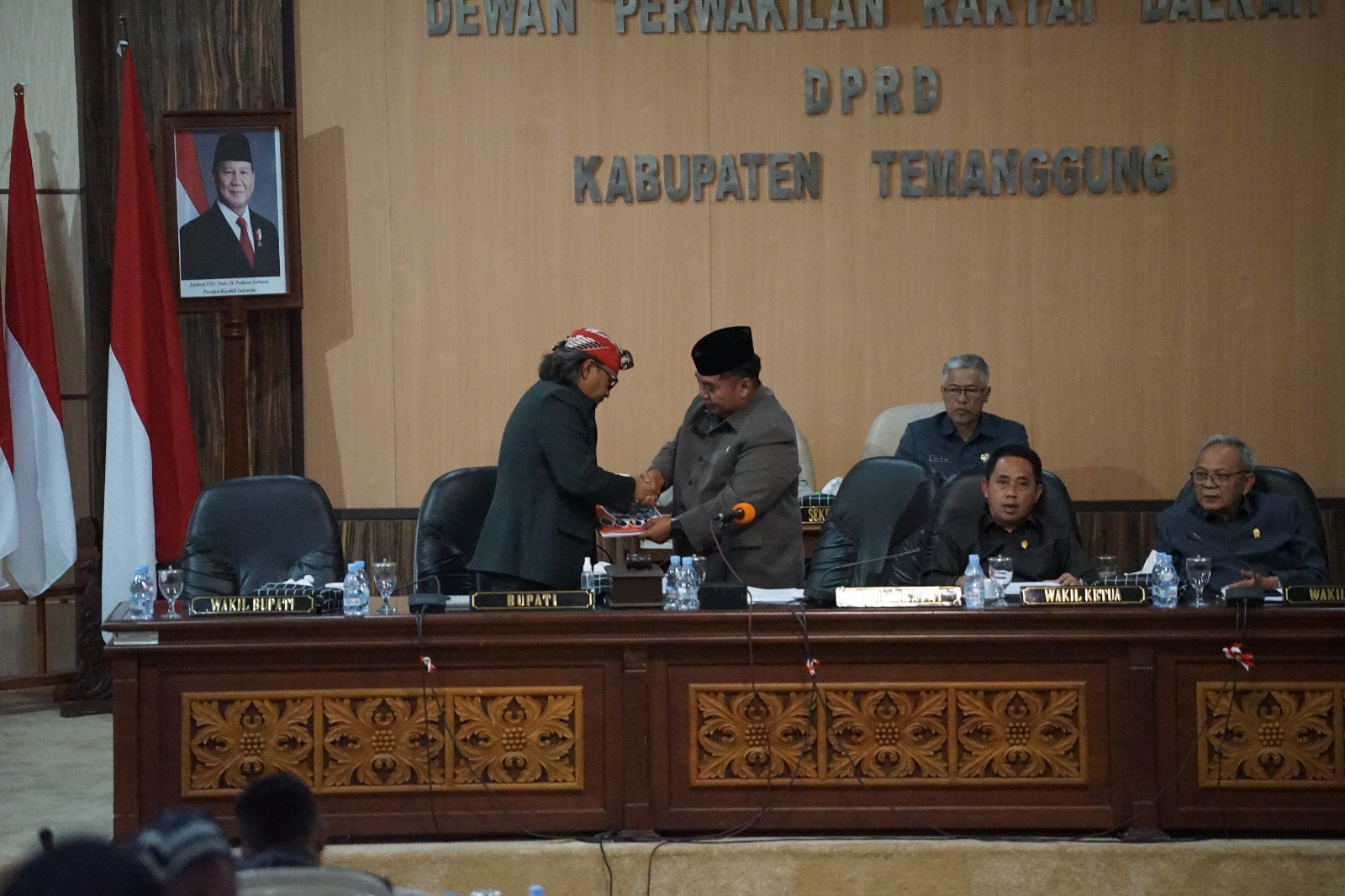 Bupati Agus Setyawan bersalaman dengan Ketua DPRD Yunianto dalam rapat paripurna DPRD Temanggung, Selasa (11/11/2025).