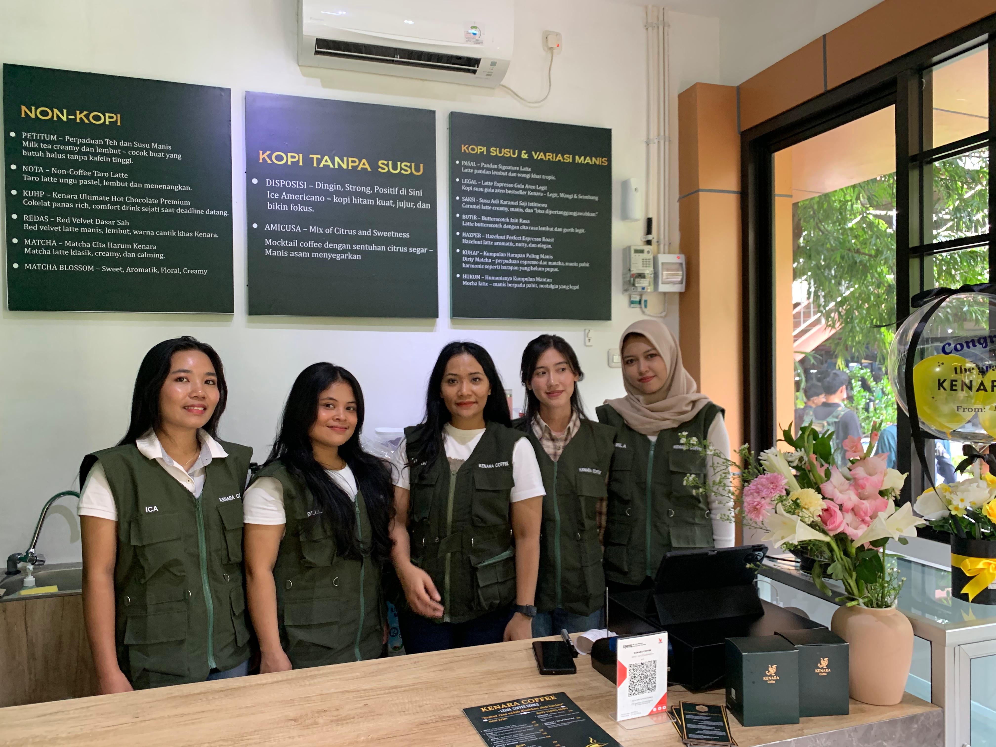 Filana dan timnya siap melayani pembeli di Kenafa Coffee.