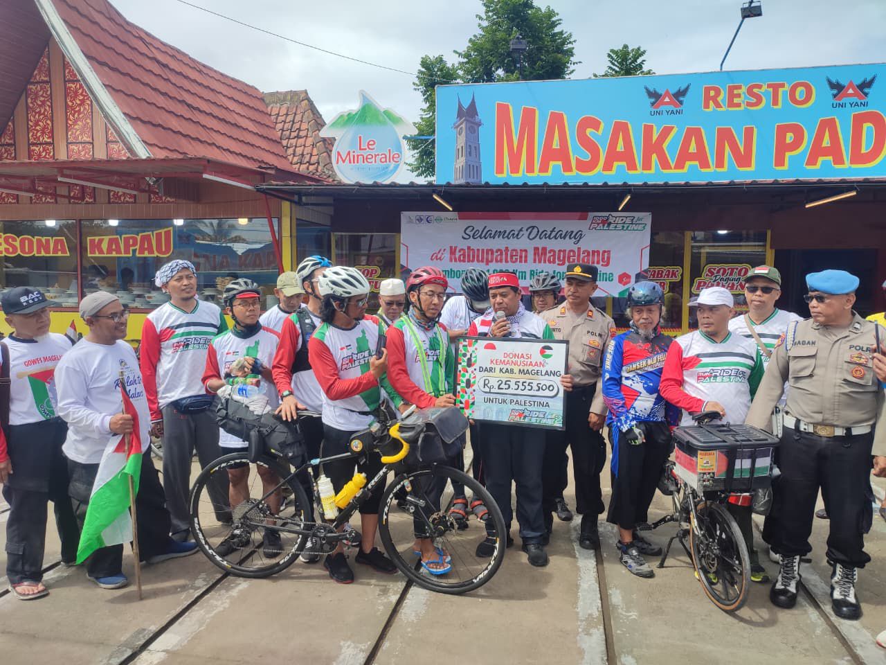 Pesepesa 1000 Km Ride for Palestine menerima donasi dari Komunitas Warga Magelang Cinta Palestina, Selasa (11/11/2025).
