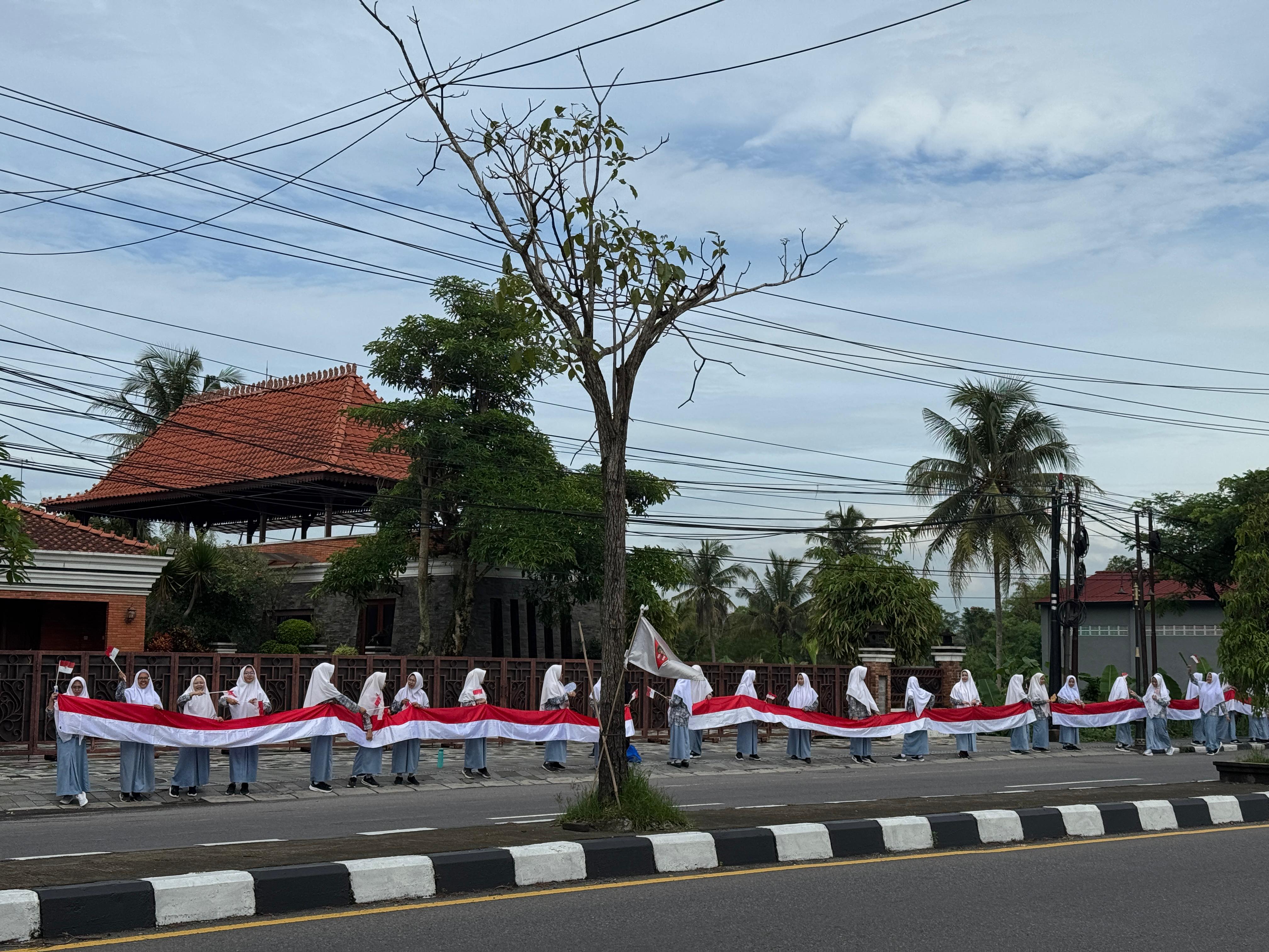 Anak-anak sekolah Islam terpadu Mungkid menyambut di sepanjang jalan yang dilewati pesepeda 1000 Km Ride for Palestine