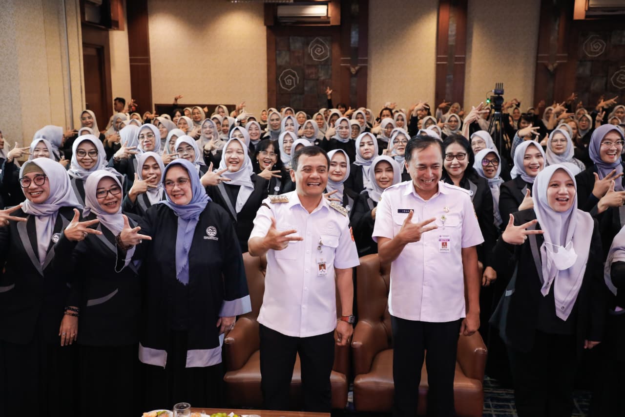Gubernur Ahmad Luthfi bersama pengurus DPD Kaukus Perempuan Politik Indonesia (KPPI) Provinsi Jawa Tengah masa bakti 2025-2030 yang baru dilantik di Hotel Noormans, Semarang, Rabu (12/11/2025).
