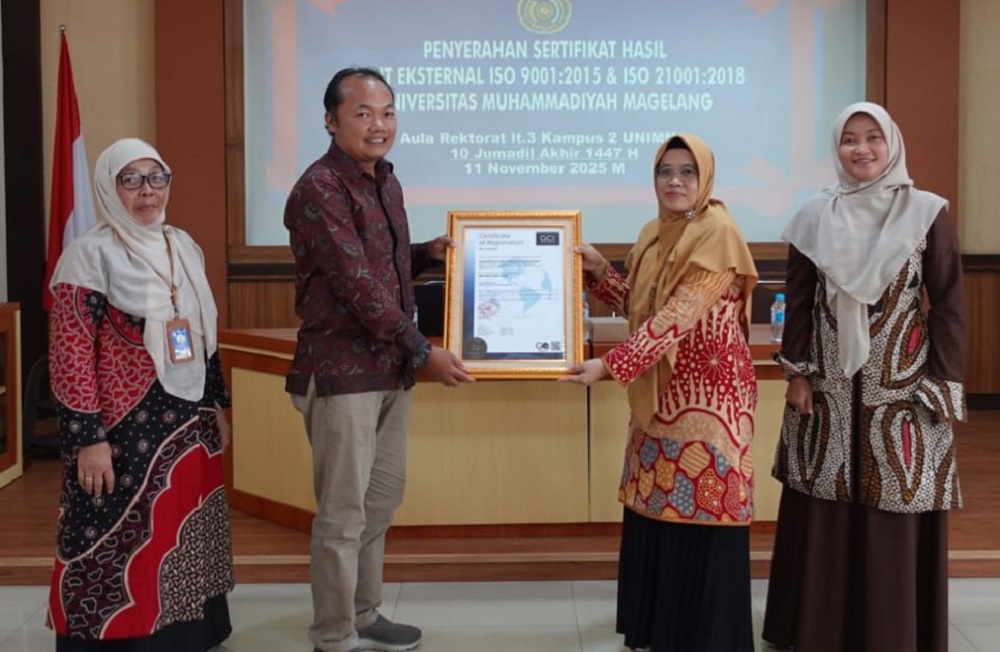 Penyerahan sertifikat ISO oleh perwakilan PT Smart Consulindo kepada Rektor Unimma Dr. Lilik Andriyani, SE., M.Si.  &nbsp;
