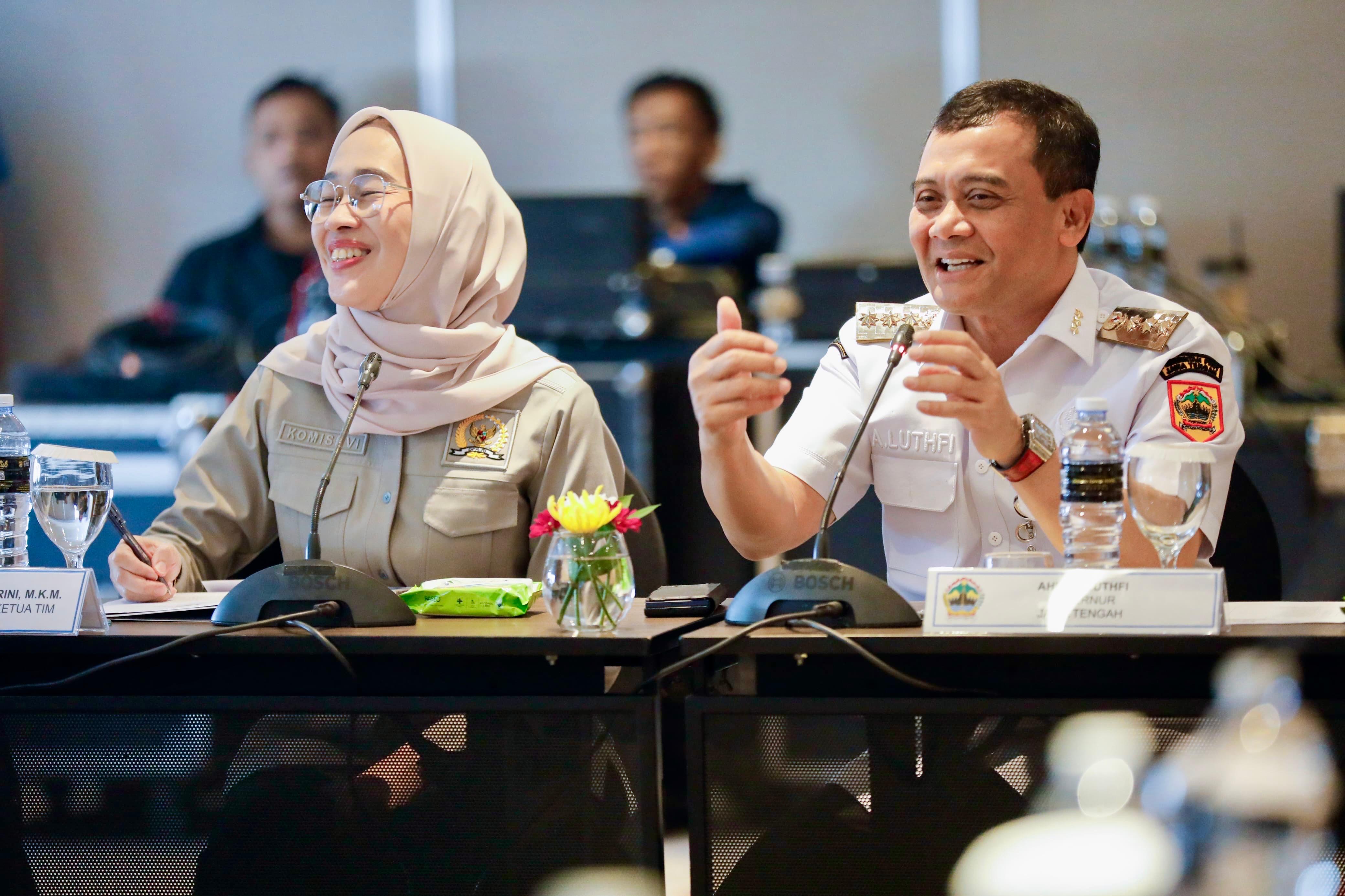 Gubernur Ahmad Luthfi saat menerima kunjungan kerja Komisi VI DPR RI di Hotel Gumaya, Kota Semarang, Rabu (12/11/2025).