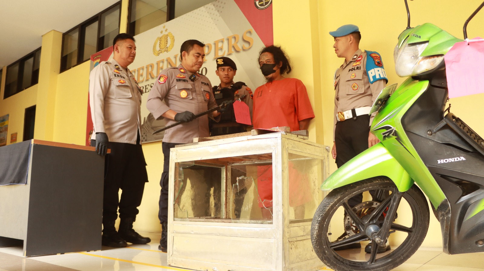 Tersangka yang merusak warung makan di Sapuran ditangkap polisi.