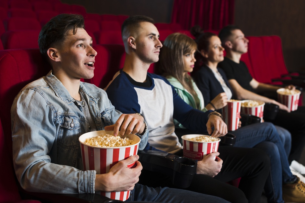 Menonton film di bioskop memang selalu memberikan pengalaman yang berbeda dan tak terlupakan. Dengan layar yang besar, suara yang menggelegar, kursi yang nyaman, dan aroma popcorn yang menggoda.