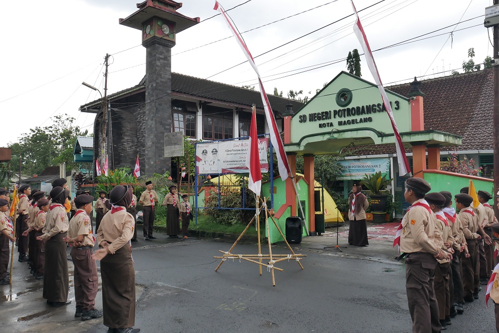 Para peserta perkemahan Amazing Bangga Camp 2025 saat mengikuti upacara pembukaan perkemahan Kamis-Jumat.