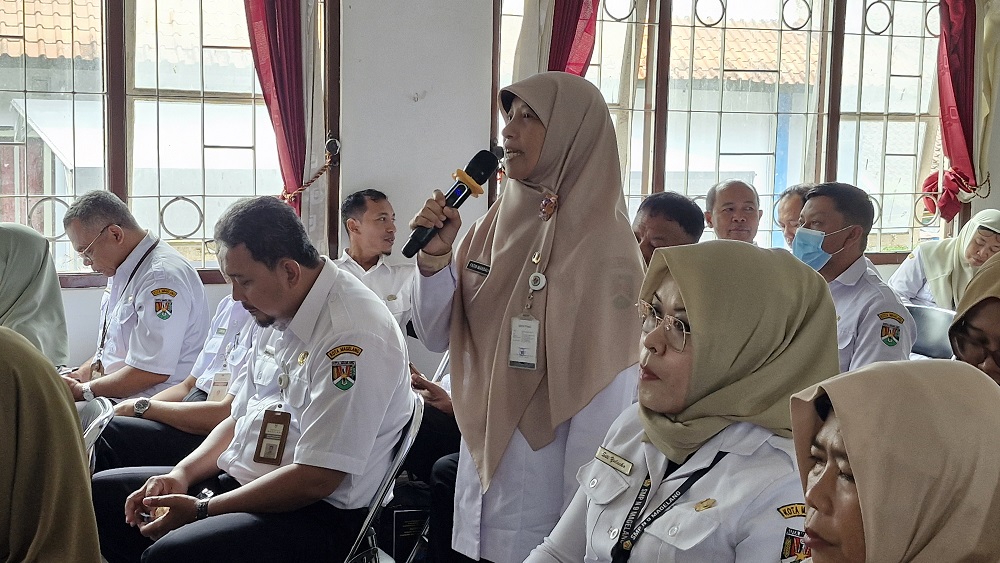 Peserta sosialisasi saat mengajukan pertanyaan.