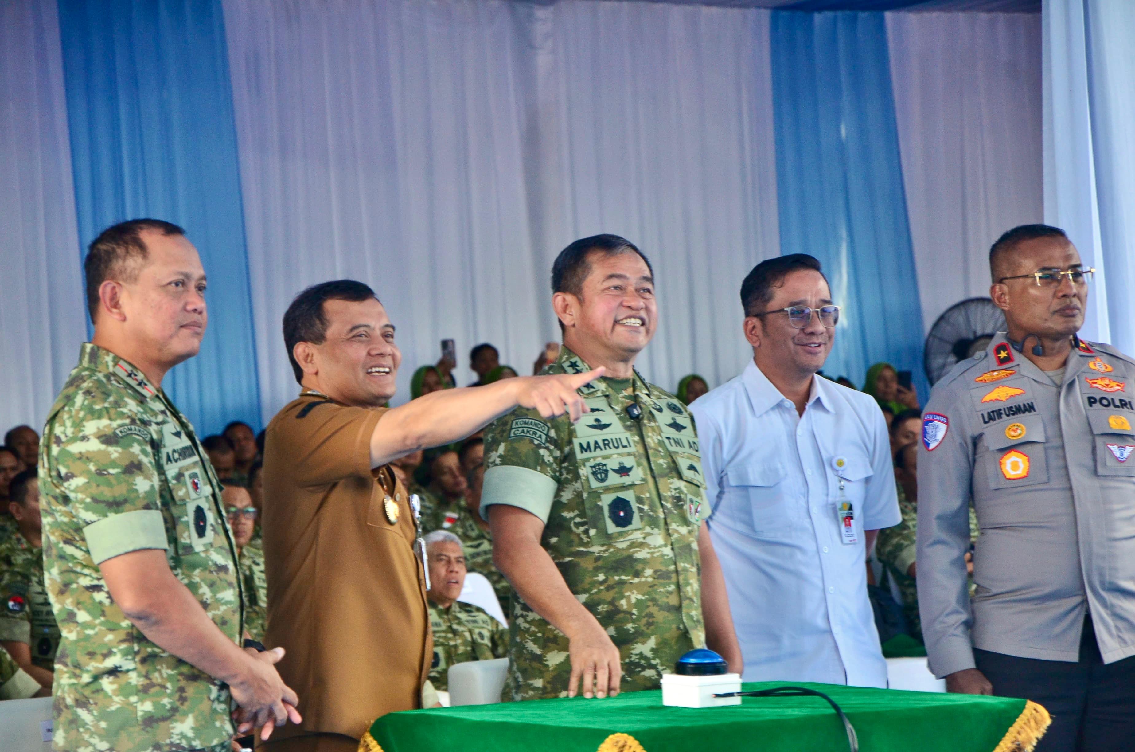 Gubernur Jawa Tengah Ahmad Luthfi mendampingi KSAD Jenderal Maruli Simanjuntak meresmikan pompa hidraulic ram di acara TNI Manunggal Air Pertanian di Tambaknegara, Rawalo, Banyumas, Kamis (13/11/2025)