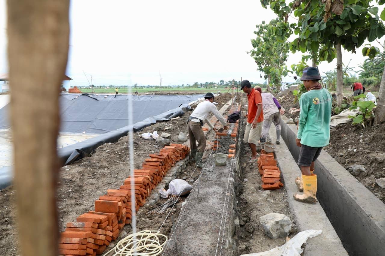 Pembangunan embung di Desa Kemuranh Wetan, Kecamatan Tanjung, Brebes yang sudah mencapai 80 persen.