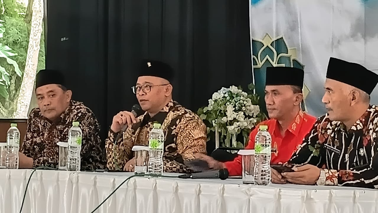 Anggota DPR RI Fraksi PDI Perjuangan Wibowo Prasetyo (dua dari kiri) di acara Jagong Masalah Umrah dan Haji (Jamarah) di Temanggung, Kamis (13/11/2025).