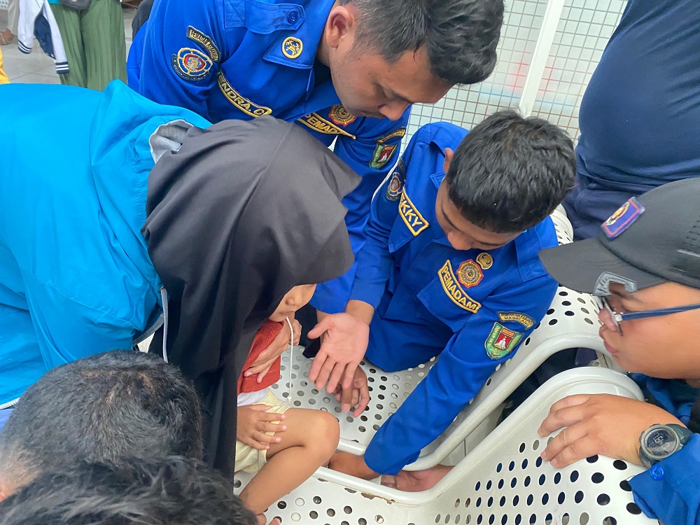 Petugas Damkar Kabupaten Magelang saat membantu mengevakuasi balita yang kakinya terjepit&nbsp;di sela-sela kursi ruang tunggu di sebuah Puskesmas di Kabupaten Magelang, Kamis (13/11/2025).