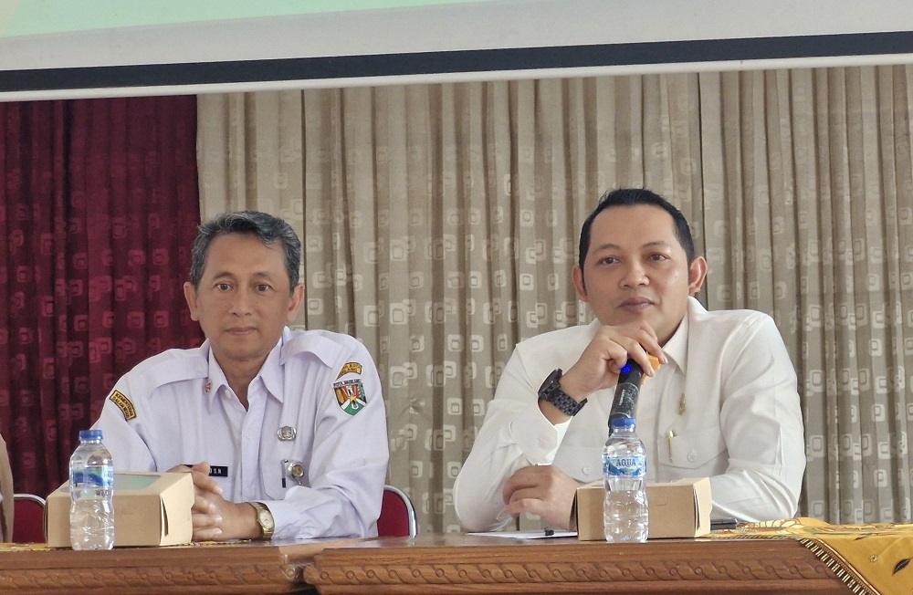Wakil Ketua DPRD Kota Magelang Imam Indra Setyawan (kanan) bersama Kepala Disdikbud Kota Magelang Nurwiyono Slamet Nugroho saat sosialisasi penilaian kinerja kepala sekolah TK, SD, dan SMP.