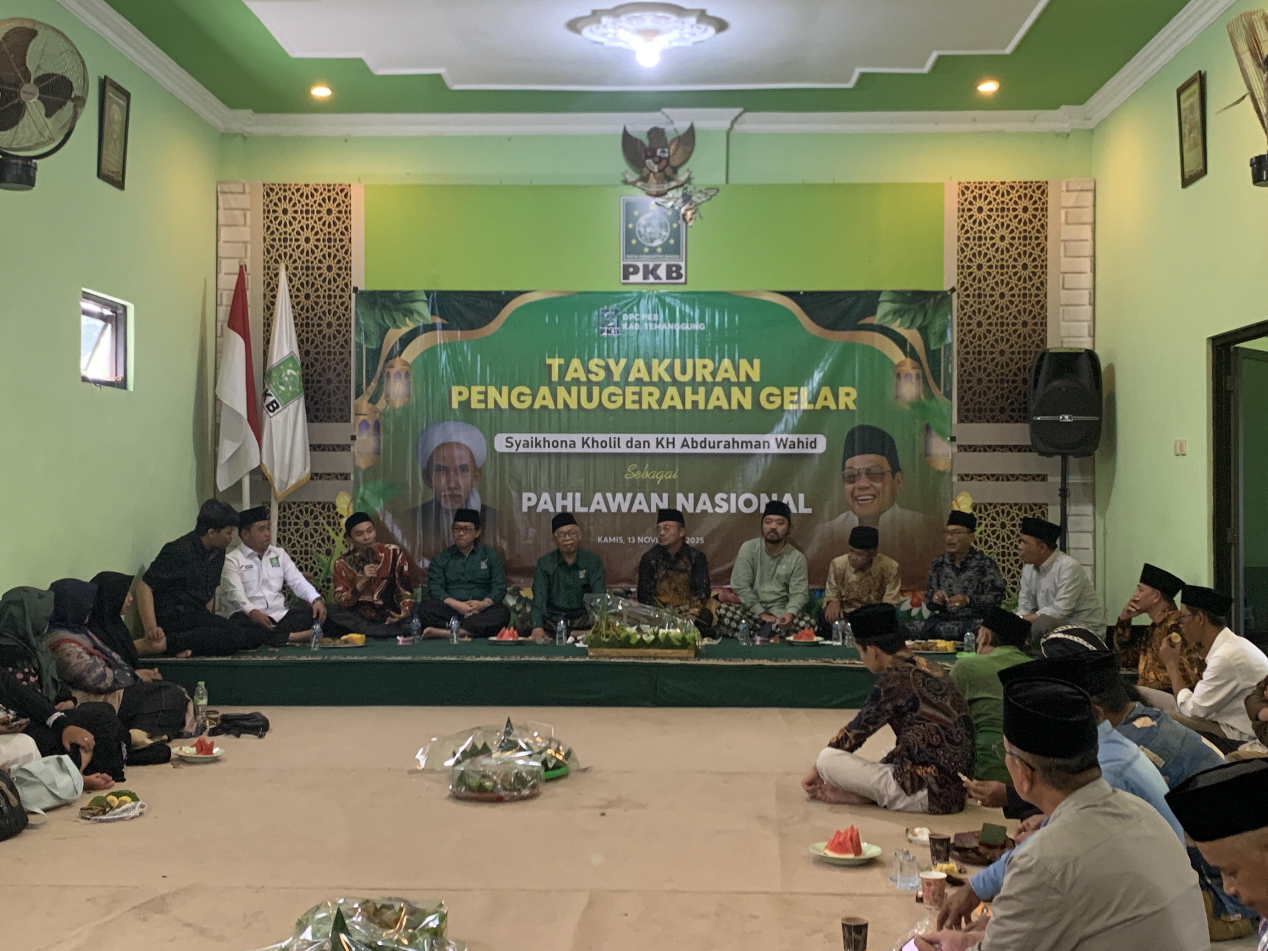 Tasyakuran penganugerahan gelar pahlawan nasional Mbah Kholil dan Gus Dur di kantor DPC PKB Temanggung, Kamis (13/11/2025).