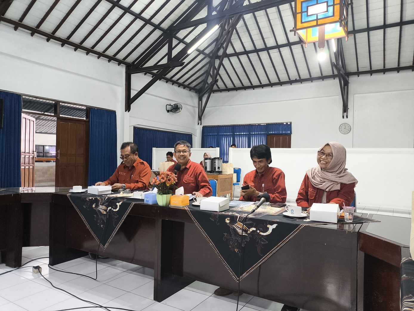 Dirut Perumda Tirta Aji Wonosobo, M Sjahid bersama jajaran dalam forum konsultasi publik, Kamis (13/11/2025).