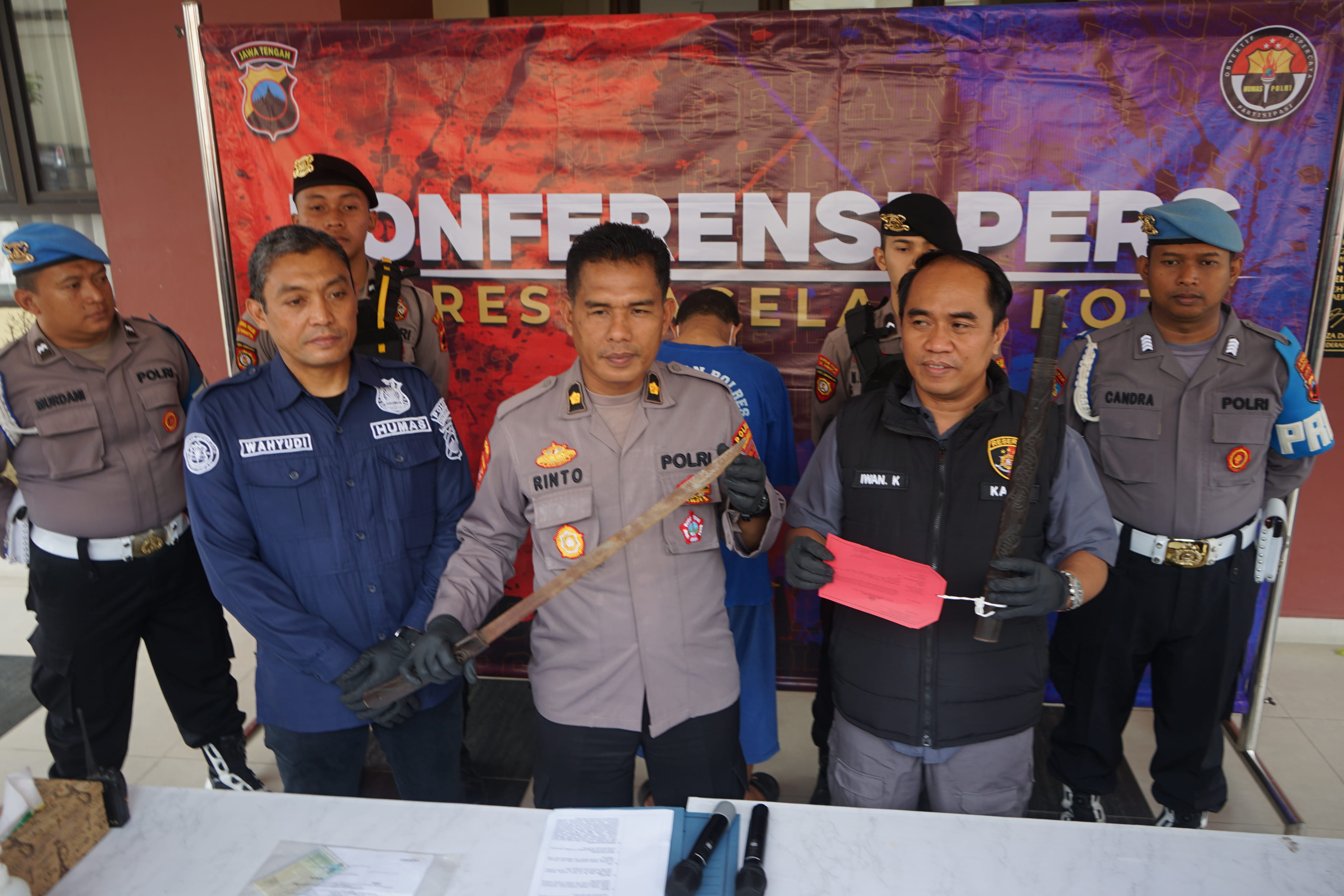 Pelaku NMA seorang mahasiswa di salah satu kampus di Kota Magelang asal NTT, dibekuk polisi karena mengayun-ayunkan senjata tajam jenis pedang ke pengguna jalan.