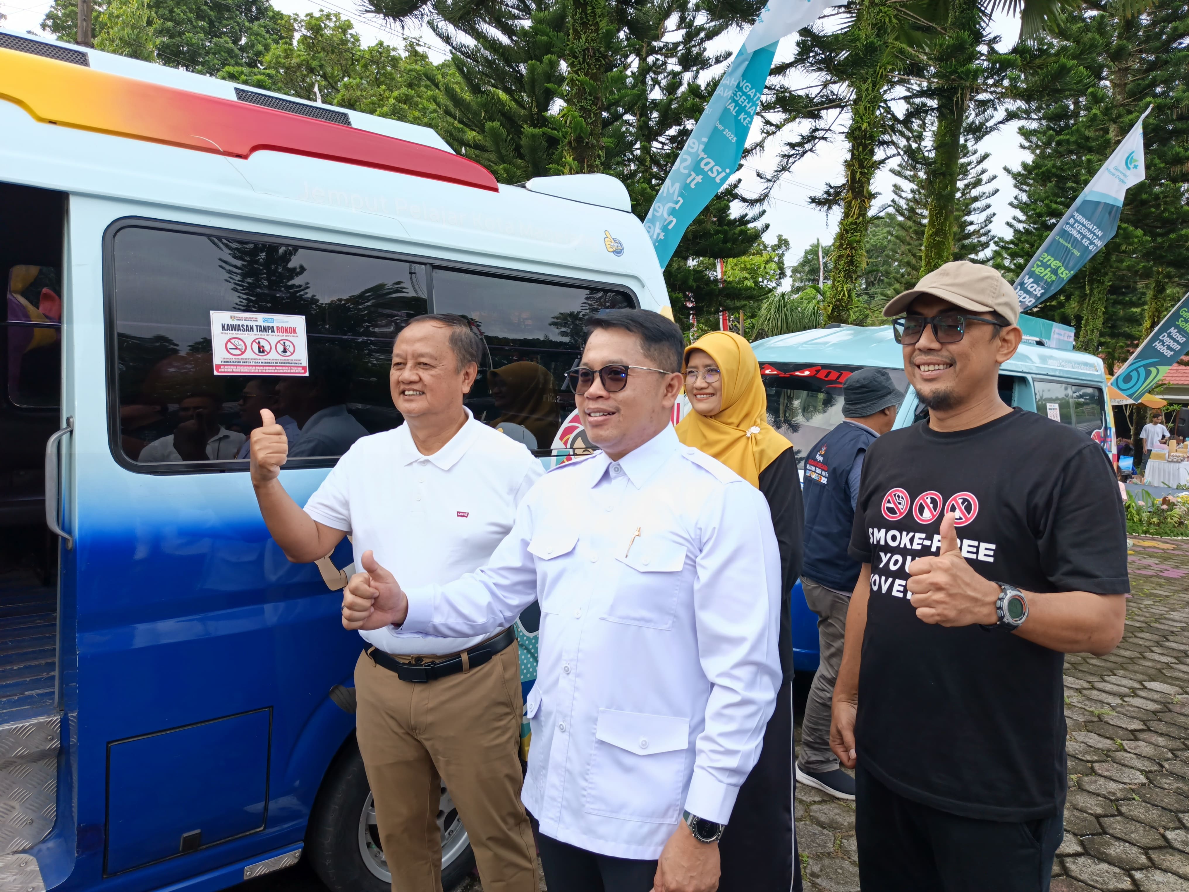 Walikota Magelang Damar (tengah) bersama Wakil Walikota berfoto bersama usai menempelkan stiker KTR di angkutan kota, Jumat (14/11).
