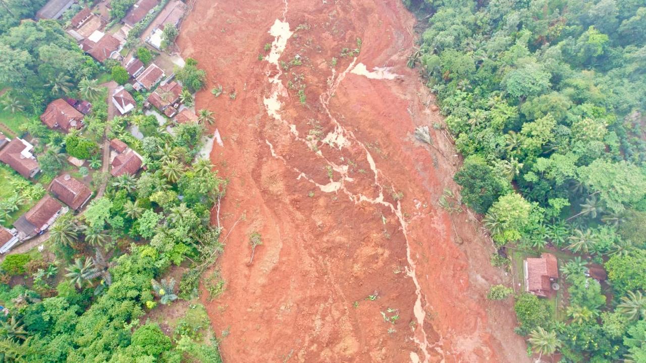 Longsor di Desa Cibeunyi Kecamatan Majenang, Cilacap menewaskan puluhan orang, Kamis (13/11/2025) malam.