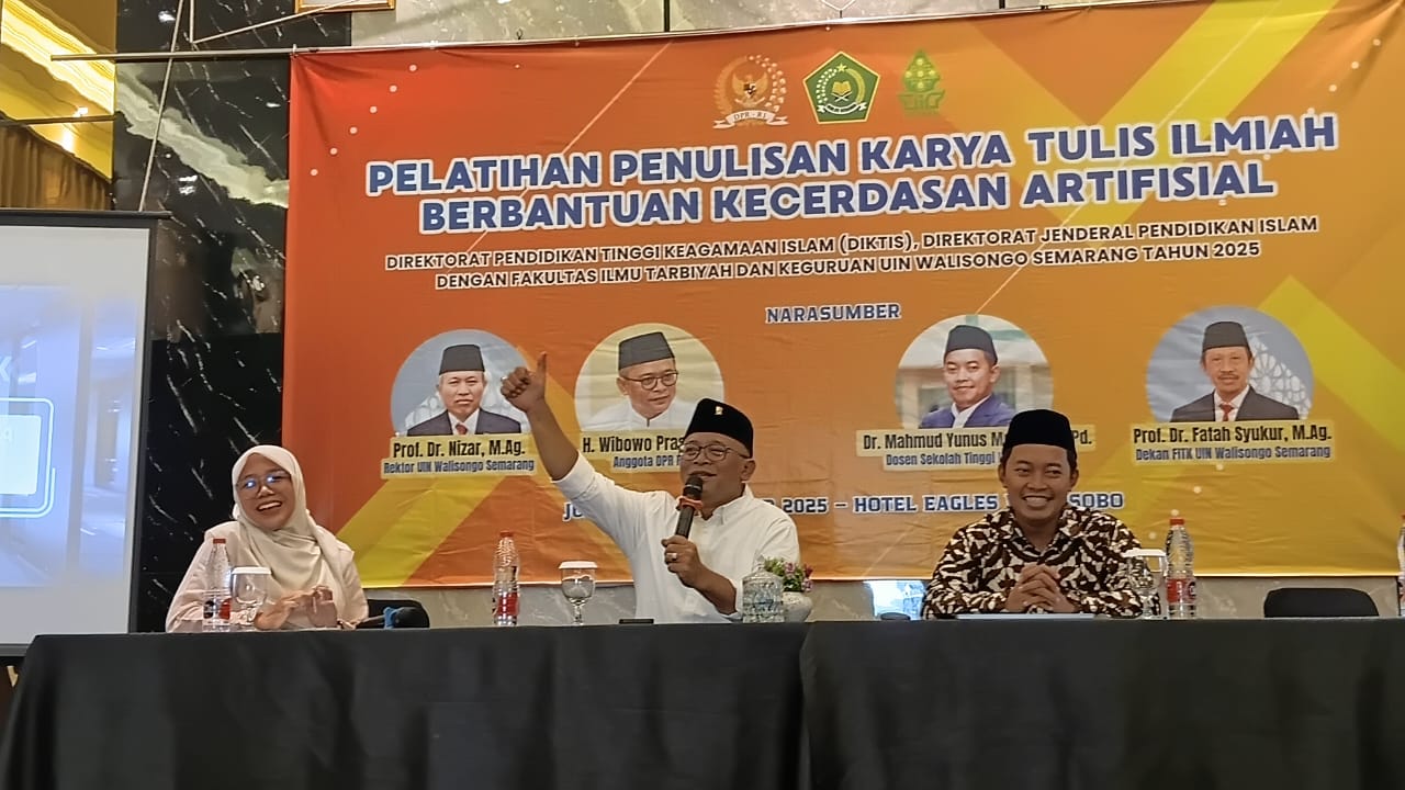 Anggota DPR RI Fraksi PDI Perjuangan Wibowo Prasetyo saat Pelatihan Penulisan Karya Ilmiah di Hotel Eagles Wonosobo, Jumat (14/11/2025).