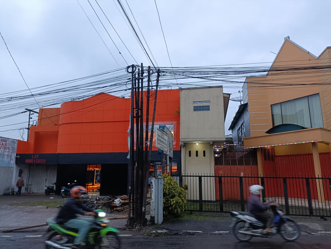 Banyaknya kabel jaringan fiber optic tidak tertata akan ditertibkan oleh DPUPR dan Diskominfo Wonosobo.