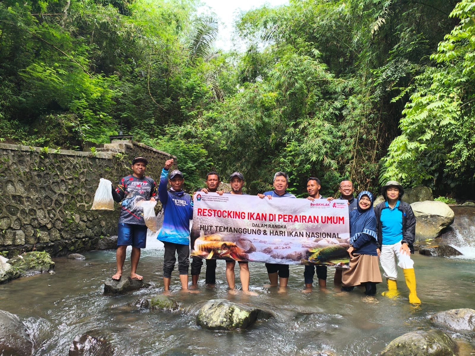DKPPP Temanggung menebar benih ikan nilem di Curug Titang, Jumo, Jumat (14/11/2025).