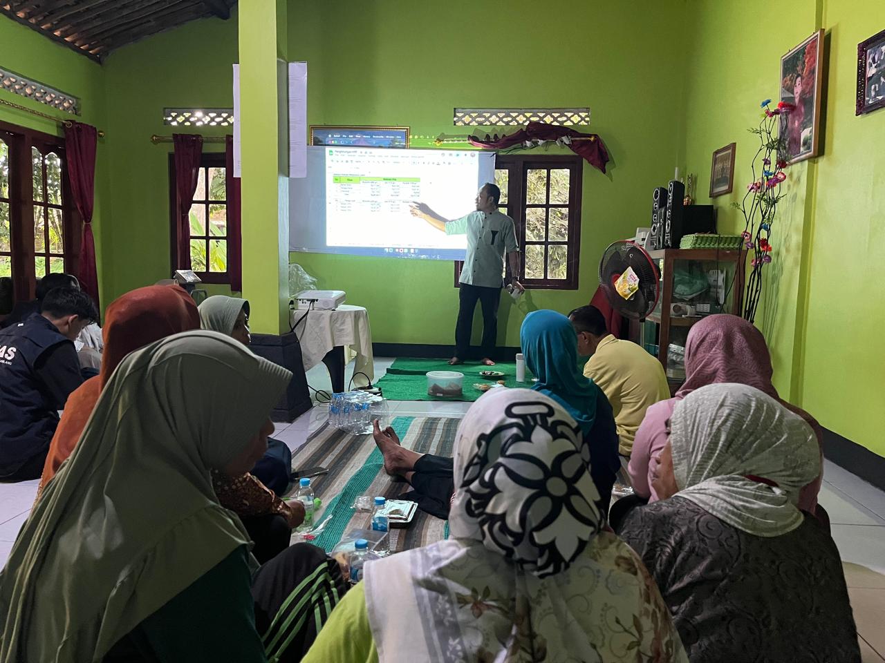 Tim pengabdian Unimma mengadakan monev produksi produk unggulan serta pelatihan penyusunan harga pokok produksi di Dusun Dimajar II Sumberarum, Tempuran, Kabupaten Magelang, Jumat (7/11/2025).
