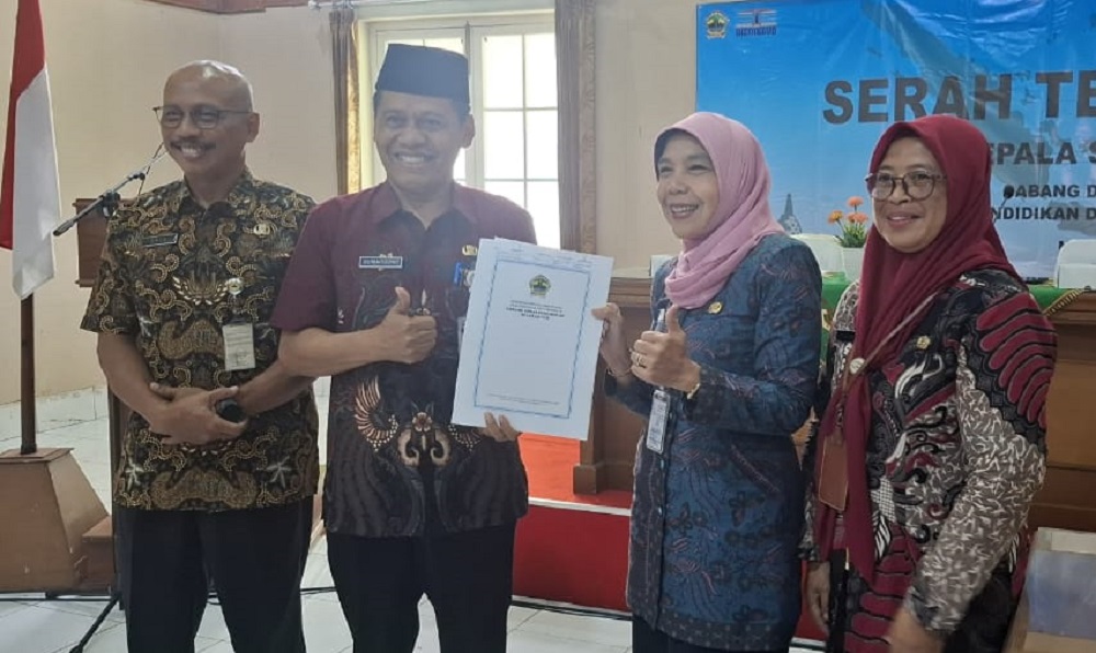Serah terima jabatan Kepala SMA Negeri 5 Magelang dari Astuti Hadi Rahayu, S.Pd., M.Pd. kepada Sumarsono, S.Pd., M.Eng., yang sebelumnya memimpin SMA Negeri 1 Salaman.