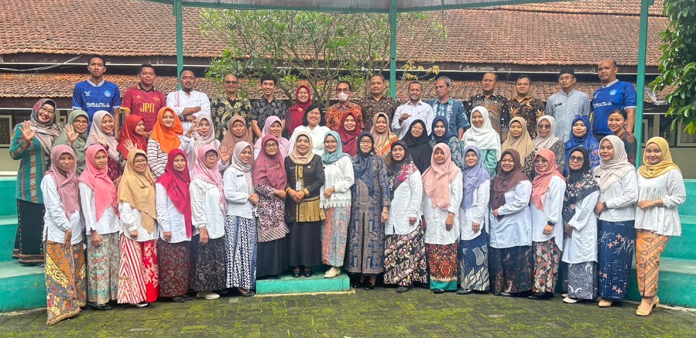 Kepala SMA Negeri 5 Magelang yang lama Astuti Hadi Rahayu, S.Pd., M.Pd. dan penggantinya Sumarsono, S.Pd., M.Eng., berfoto bersama dengan seluruh guru.