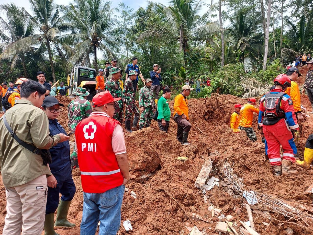 Upaya pencarian warga Desa Cibeunying Majalengka Cilacap yang tertimbun longsor terus dilakukan tim gabungan.