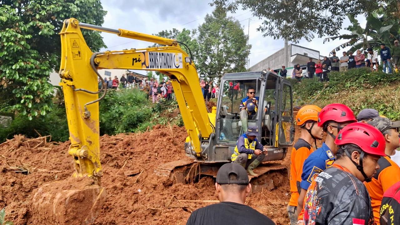 Alat berat didatangkan untuk membantu mencari korban longsor di Cibeunying, Majenang, Cilacap.