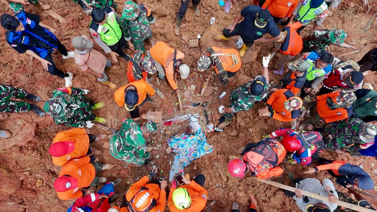 Upaya pencarian korban longsor Cibeunying terus dilakukan. Hingga kini sudah ditemukan 11 orang.