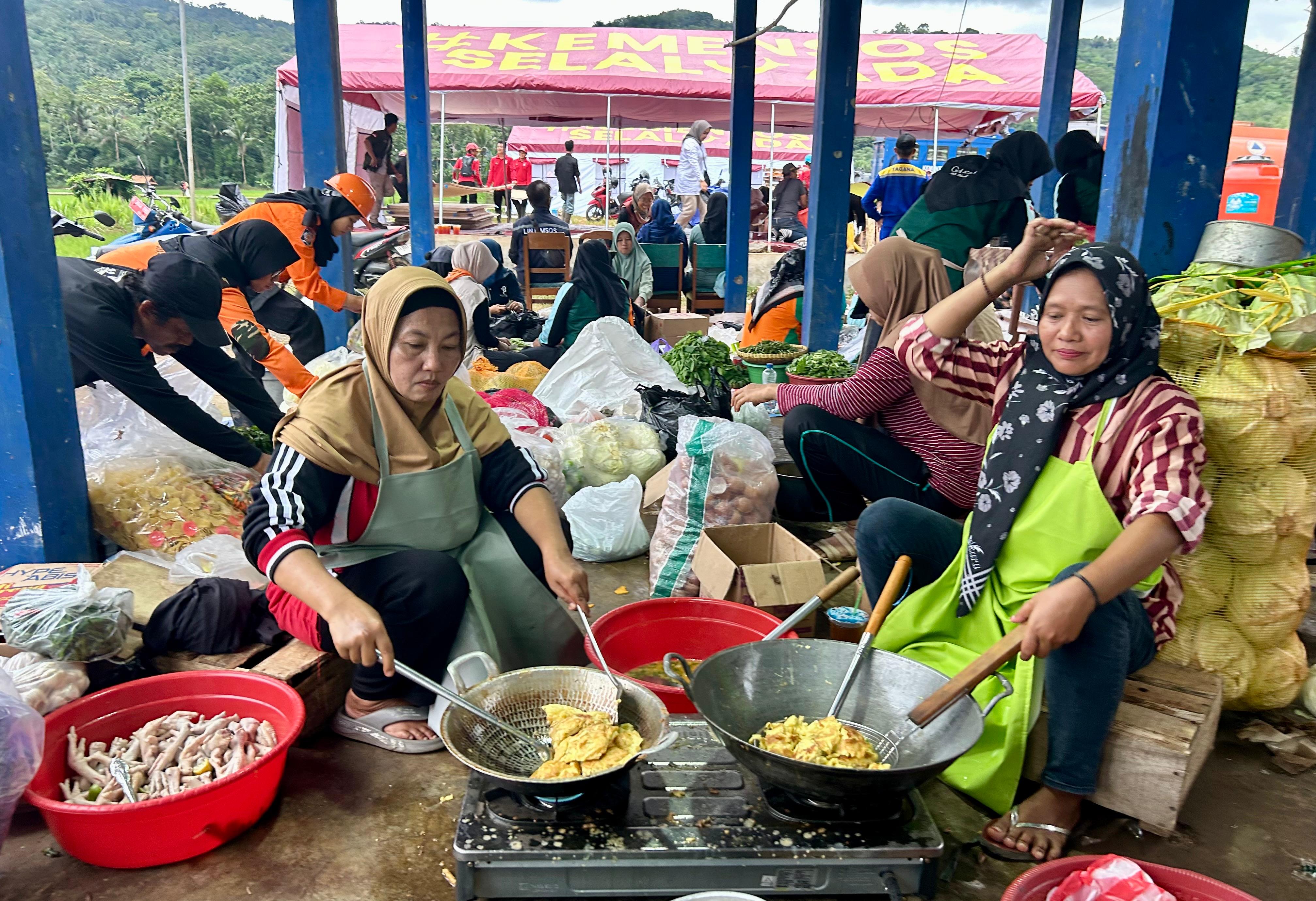 Dinas Sosial Provinsi Jawa Tengah membuka dapur umum yang menyediakan ribuan paket makanan setiap hari.
