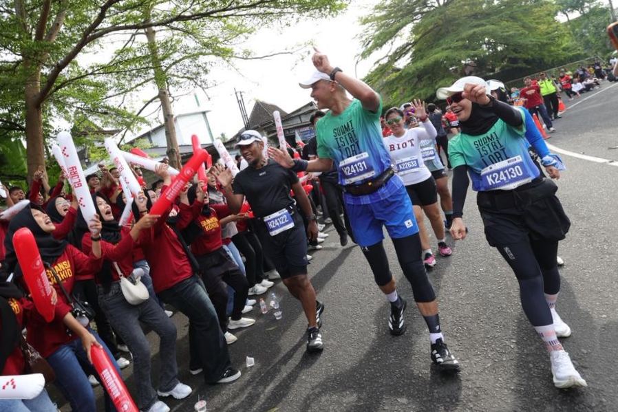Mantan Gubernur Jateng Ganjar Pranowo bersama istri, ikut lari dan sapa warga Kabupaten Magelang di event Borobudur Marathon, Minggu (16/11).