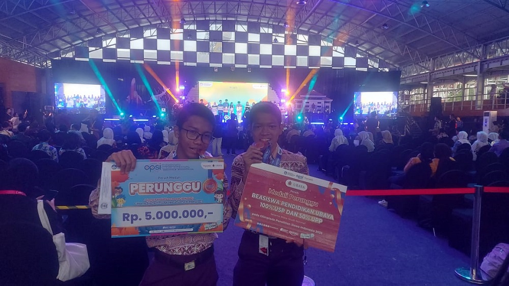 M Raditya Pasya (kiri) dan Reza Fahlevi Putra siswa SMP Muhammadiyah Plus Gunungpring, Kabupaten Magelang, menunjukkan medali perunggu yang diraih di ajang&nbsp;Olimpiade Penelitian Siswa Indonesia (OPSI)