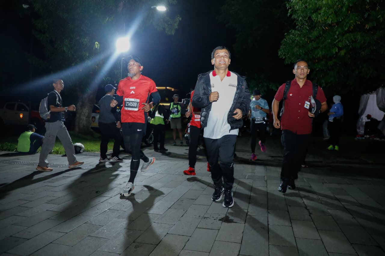 Gubernur Ahmad Luthfi ikut lari di Borobudur Marathon 2025 Minggu (16/11/2025).