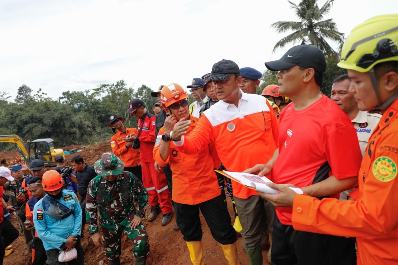 Gubernur Ahmad Luthfi ketika meninjau longsor di Desa Cibeunying, Majenang, Cilacap, Minggu (16/11/2025).