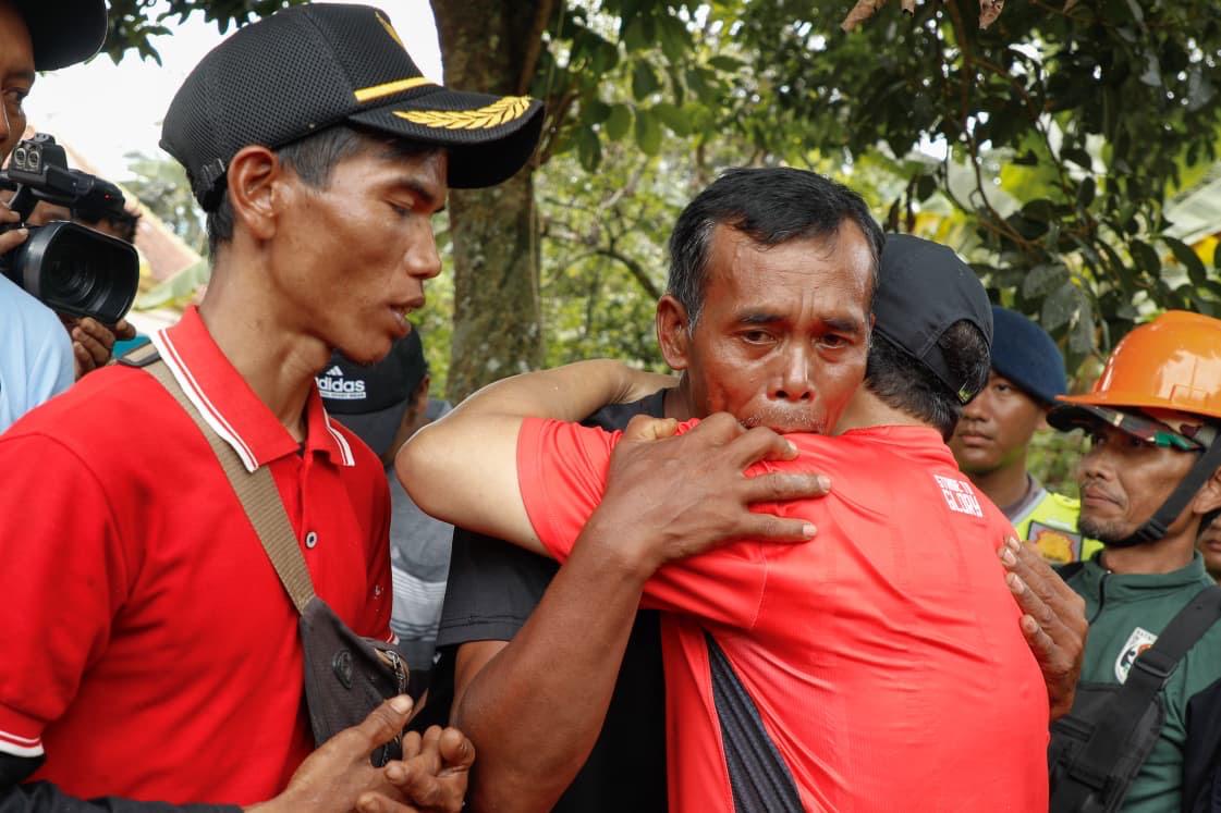 Keluarga korban longsor memeluk erat Gubernur Ahmad Luthfi ketika berkunjung ke Cibeunying, Majenang,Cilacap, Minggu (16/11/2025).