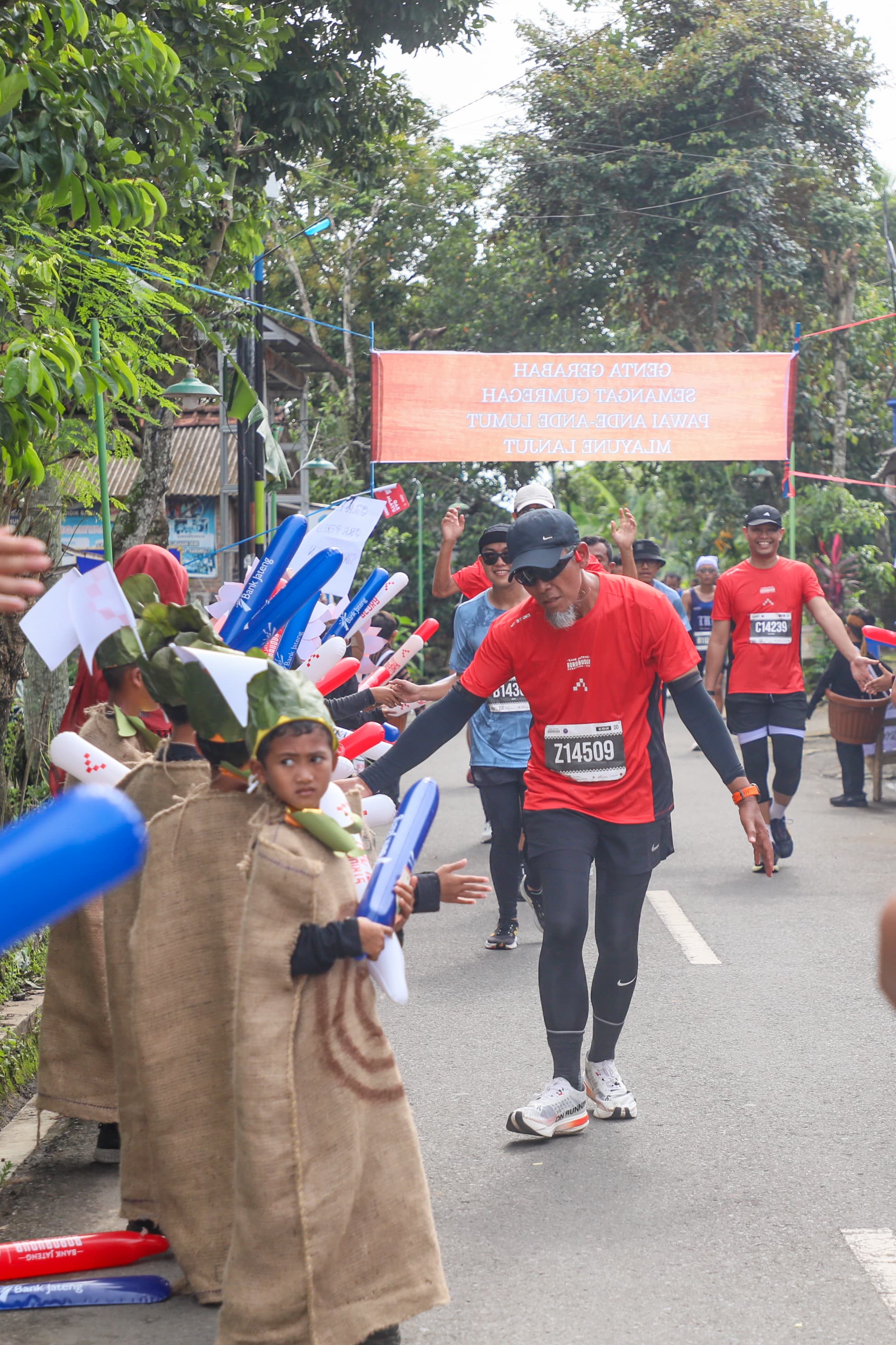 Sekda Jateng Sumarno menyapa anak-anak dalam Borobudur Marathon 2025 di  Kabupaten Magelang, Minggu (16/11/2025).