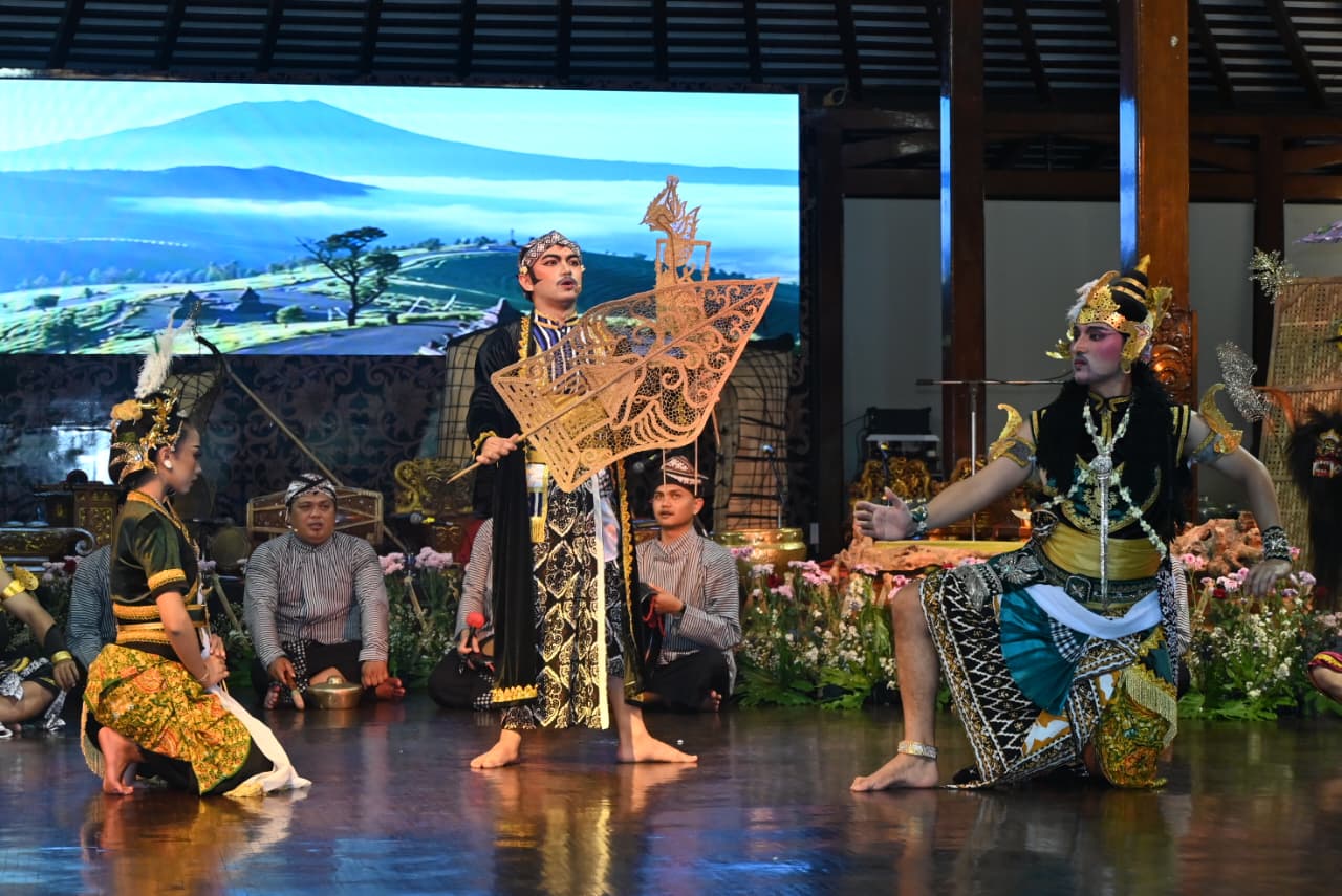 Pentas Duta Seni Wonosobo menampilkan berbagai kesenian khas kota dingin tersebut, Minggu (16/11/2925).