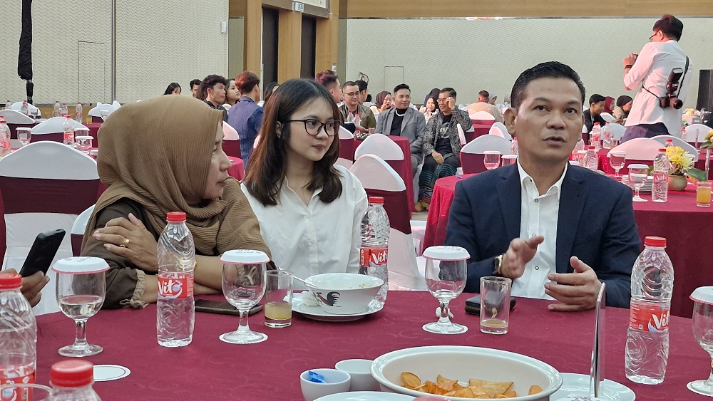 General Manager Atria Hotel Magelang Evriansyah berbincang saat acara gathering.  &nbsp;