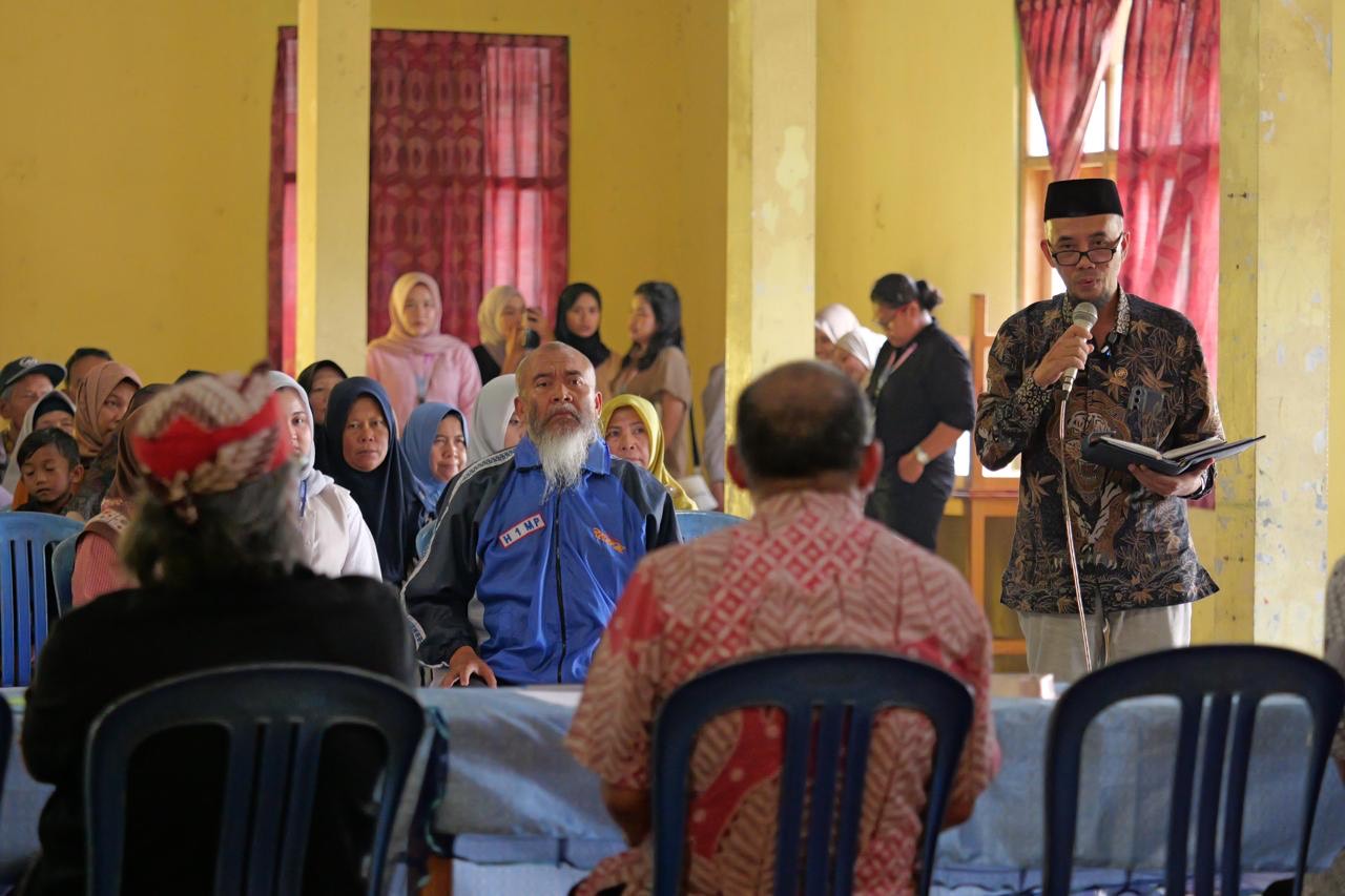 Audiensi pembebasan lahan tol yang melintasi wilayah Pringsurat, Temanggung, Minggu (16/11/2025) di Balai Desa Kebumen, Pringsurat.