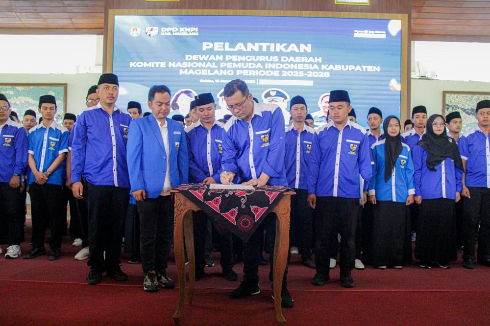 Bupati Magelang Grengseng Pamuji saat melantik pengurus DPD KNPI Kabupaten Magelang Masa Bakti 2025-2028.
