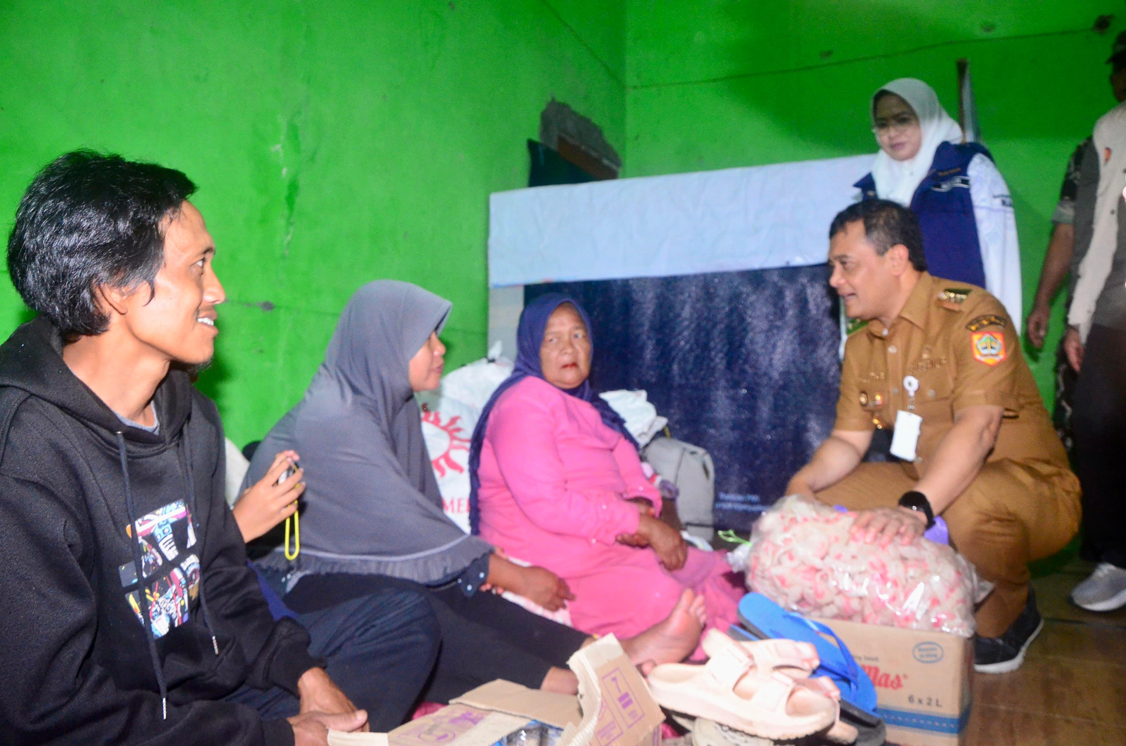 Gubernur Ahmad Luthfi bertemu korban longsor di Desa/Kecamatan Kebonarum, Banjarnegara.