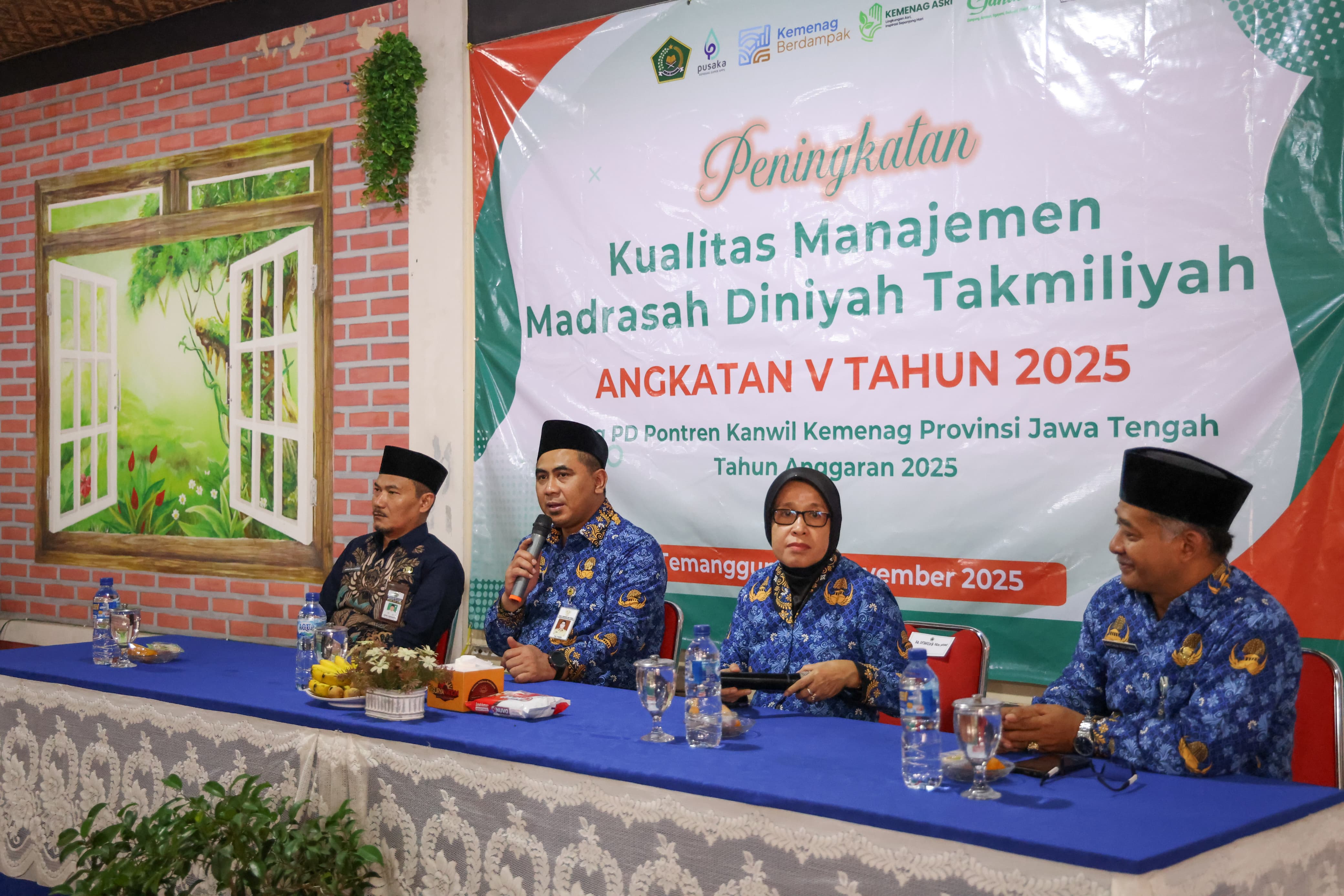 Wagub Jawa Tengah Taj Yasin ketika menjadi pembicara Kualitas Madrasah Diniyah Takmiliyah di RM Loekito, Temanggung, Senin (17/11/2025).