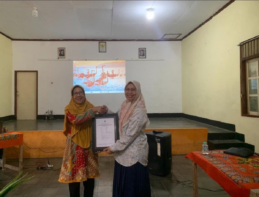 Sosialisasi perizinan legalitas usaha dan penyerahan sertifikat PIRT kepada KWT Manunggal oleh tim pengabdian masyarakat prodi Agribisnis, Fakultas Pertanian Universitas Tidar, 12 Oktober 2025.