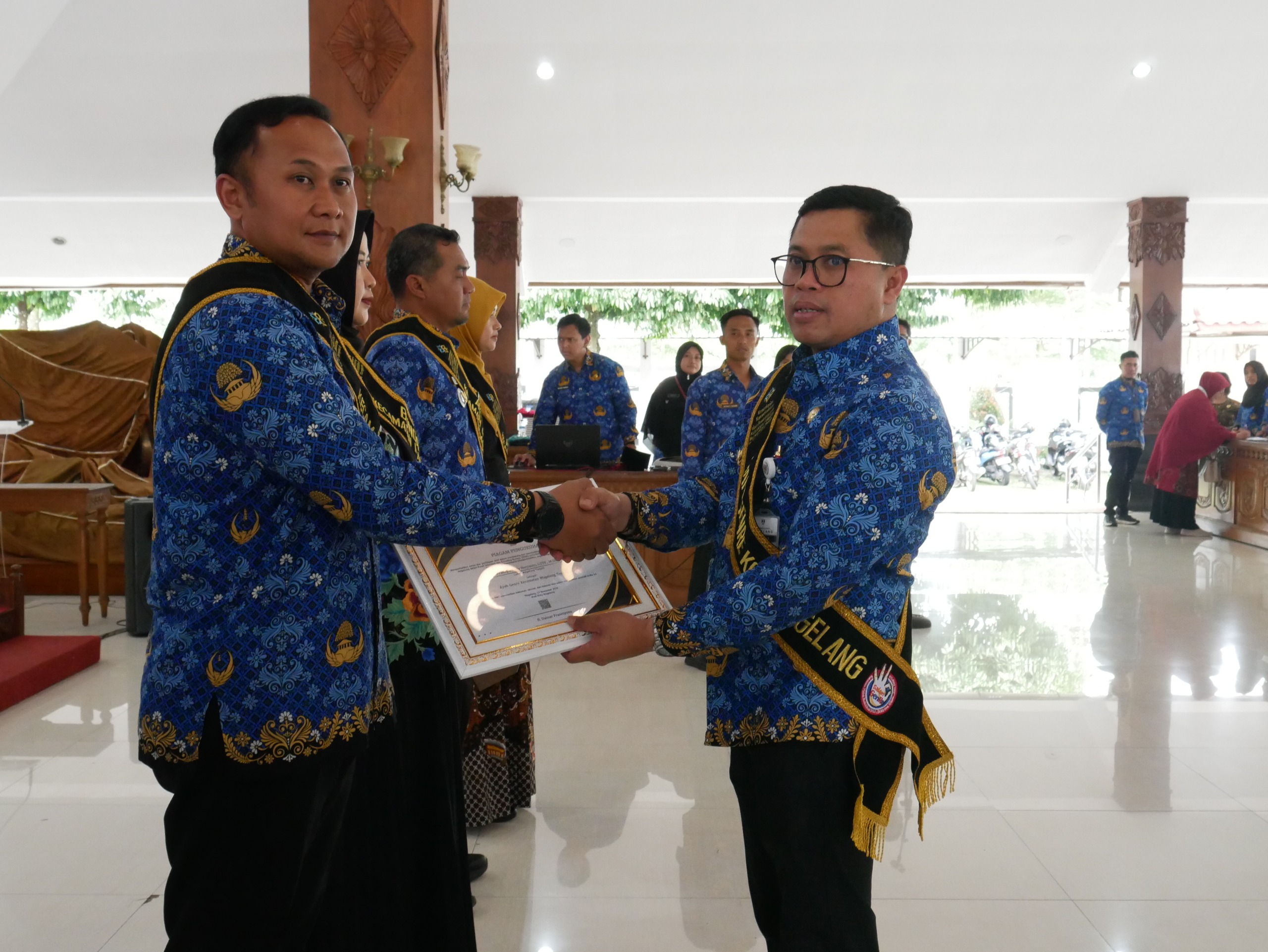 Wali Kota Magelang Damar Prasetyono saat mengukuhkan Ayah dan Bunda Generasi Berencana (Genre) kecamatan di  Kota Magelang.