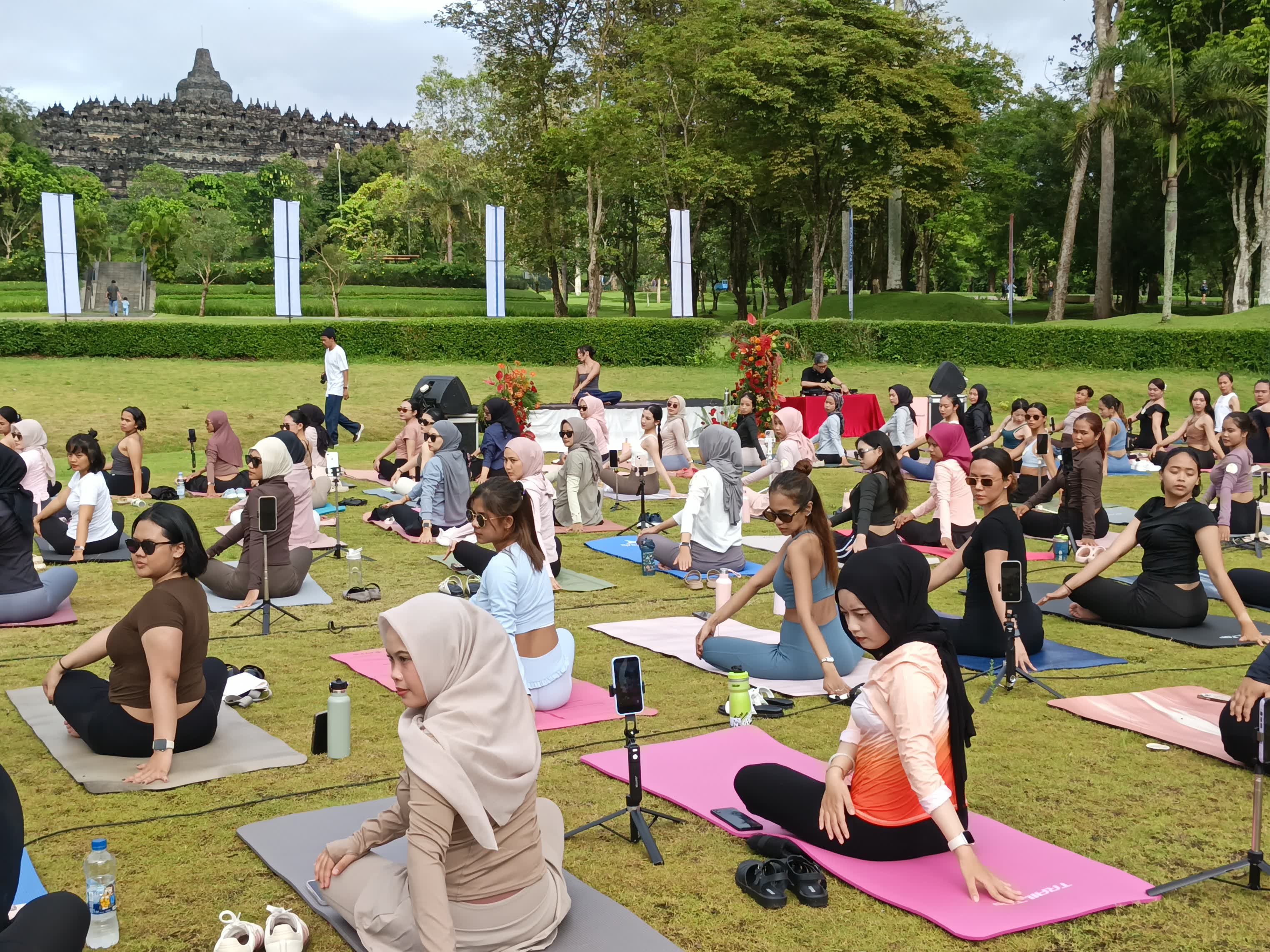 Yoga dengan pemandangan kemegahan Candi Borobudur.  &nbsp;